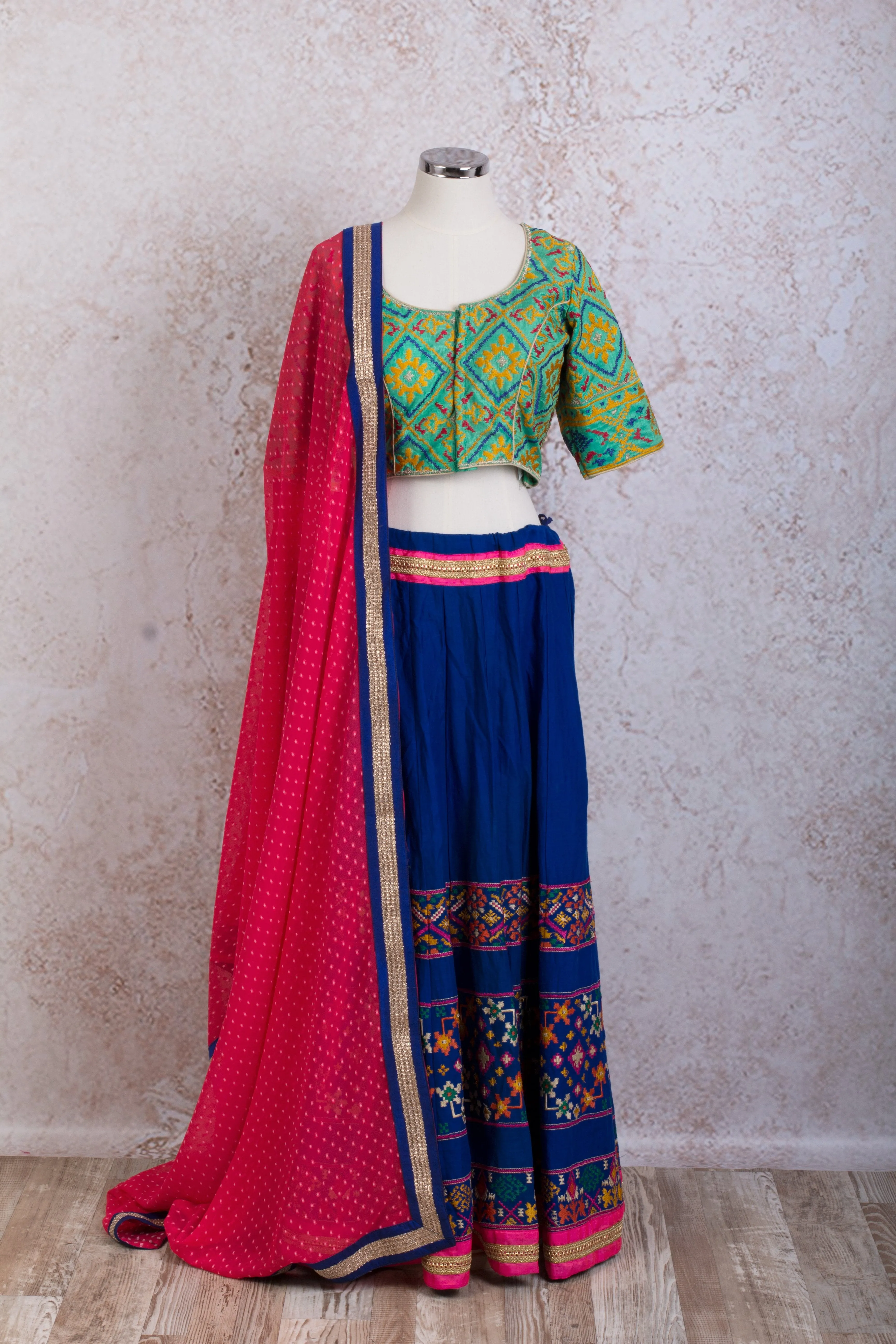 K8/2023 Embd choli/skirt