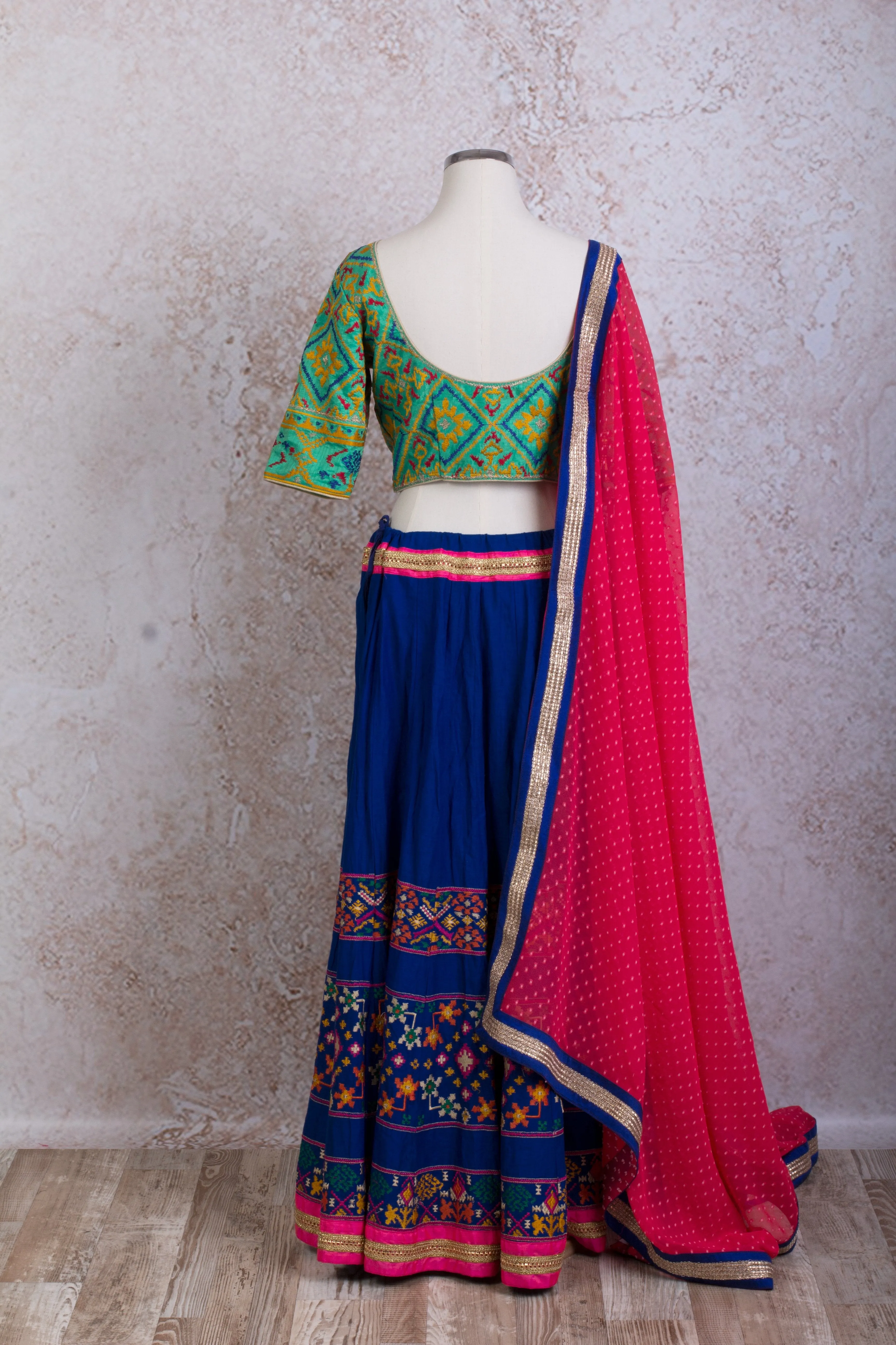 K8/2023 Embd choli/skirt