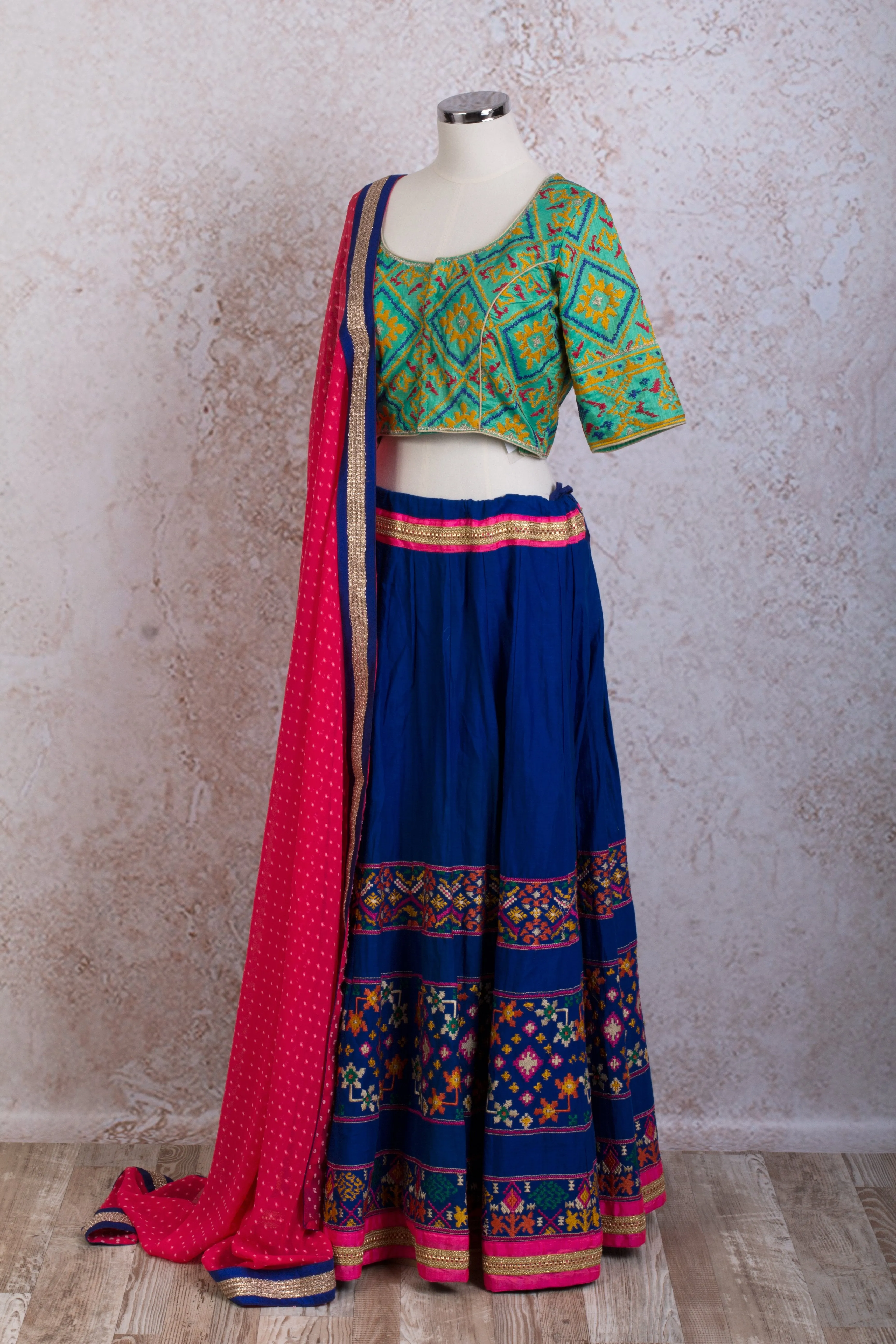K8/2023 Embd choli/skirt
